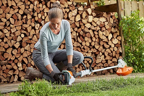 TAGLIABORDI STIHL FSA 57 CON BATTERIA AK 10 E CARICATORE AL 101 - Ing. Agrò  e C.