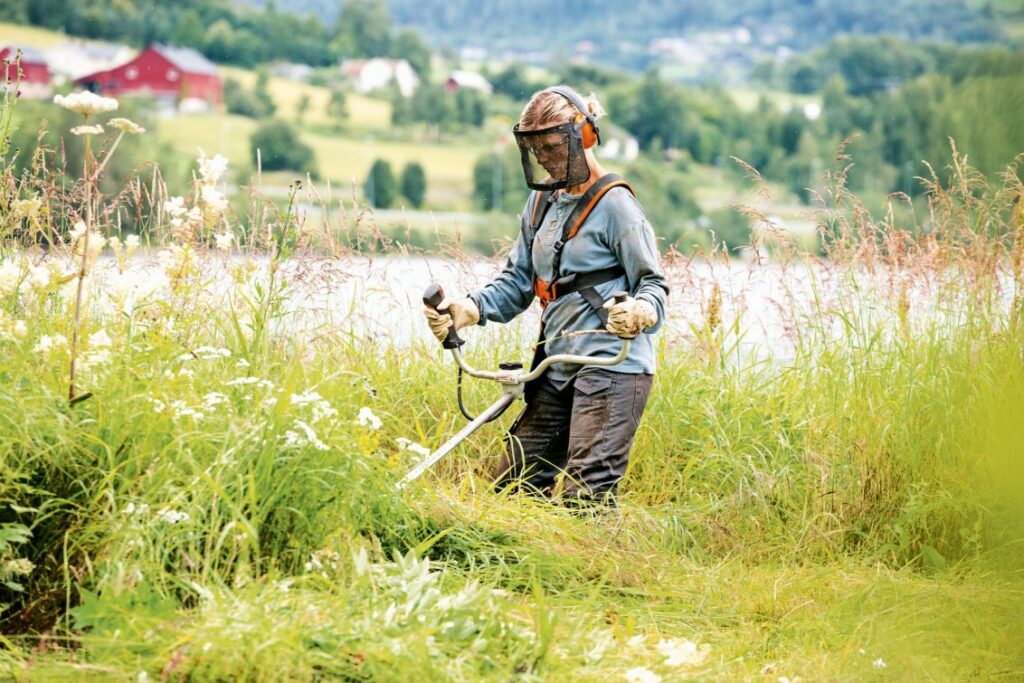 movimento rotazione Decespugliatore erba alta e rovi